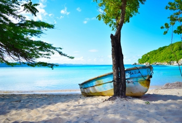 Un barco en una playa de Costa Rica