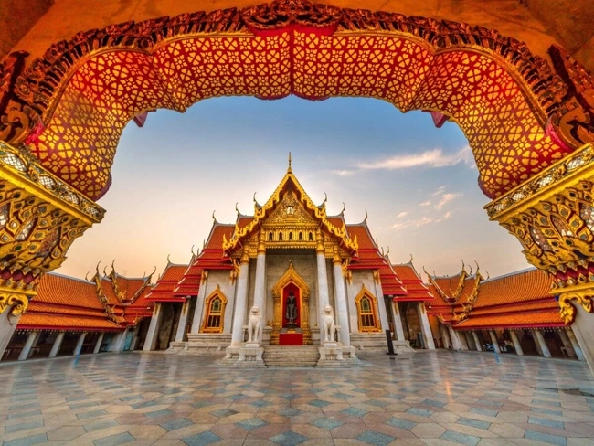 El Gran Palacio de Bangkok (Tailandia), con su majestuosa arquitectura y sus detalles dorados, es un símbolo de la cultura tailandesa.