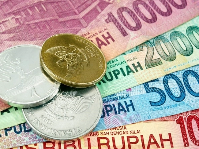 Monedas y billetes en rupias indonesias