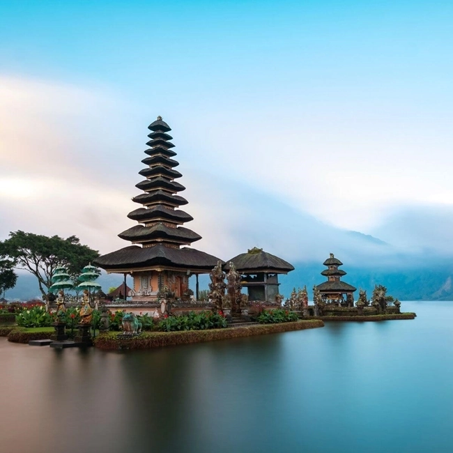 Templos indonesios en Bali, rodeados de exuberante vegetación y pintorescos paisajes, que ilustran la cultura balinesa.