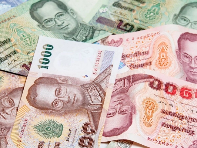 Billetes tailandeses en baht, que ilustran la diversidad de valores y motivos culturales.