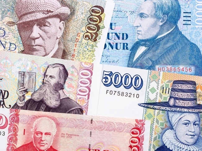 Un montón de billetes de distintas denominaciones, símbolo de riqueza y abundancia financiera.