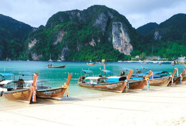 barcos en la playa de tailandia